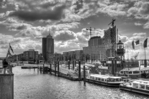 Hamburgs Hafen in schwarz-weiss