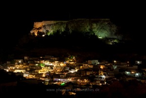 Wunderschöne alte Stadt Lindos bei Nacht. Rhodos, Greece