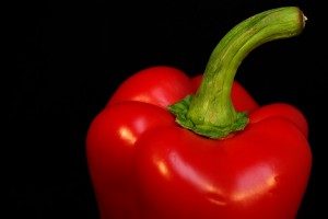 Rote Paprika uf schwarzem Hintergrund