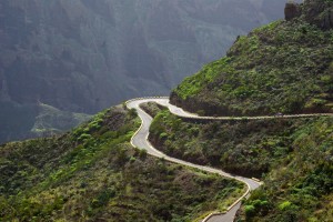 Steile Strasse in Gebirgen von Teneriffa, Kanarische Insel
