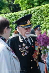 Veteranen auf dem Weg zum Denkmal