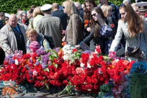 Kranzniederlegungen und Blumen in Gedenken an die Opfer