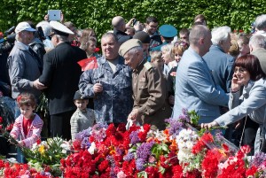 Kranzniederlegungen und Blumen in Gedenken an die Opfer