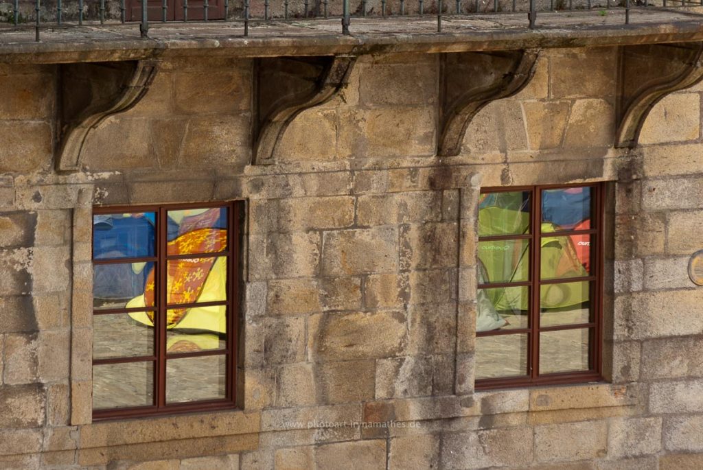 Spiegelung des Platzes im Fenster