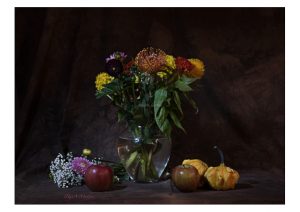 Naturmort. Herbstfarben. Stillleben mit Blumen, Äpfel und Kürbis