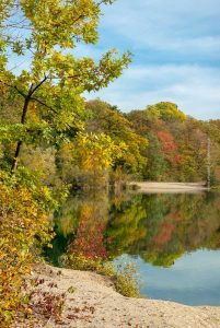 Baggersee Linkenheim an einem Herbsttag. Deutschland, Europa Landschaft