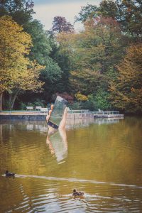 Im Schlossgarten Karlsruhe an einem Herbsttag am See mit einer Installation
