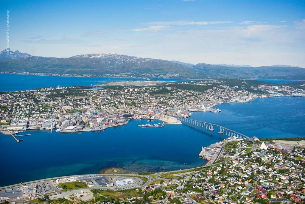 Blick auf Stadt vom Hausberg Tromsø`s, den Storsteinen