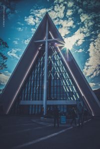 Eismeerkathedrale, Tromso, Norwegen, Sommerreise. Städte und Landschaften der Natur