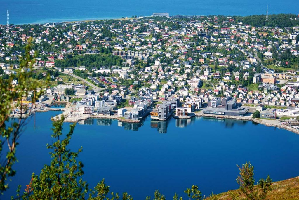 Blick auf Stadt vom Hausberg Tromsø`s, den Storsteinen