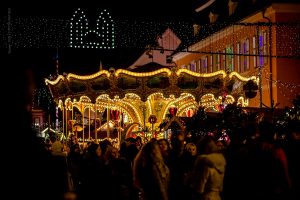 Lichter des Weihnachtsmarktes bei Nacht. Speyer 2024