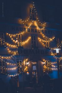 Lichter des Weihnachtsmarktes bei Nacht. Speyer 2024. Domhof mit Dekoration