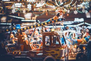 Lichter des Weihnachtsmarktes bei Nacht. Speyer 2024