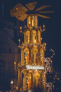 Lichter des Weihnachtsmarktes bei Nacht. Speyer 2024