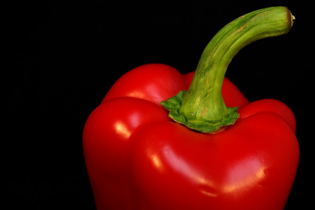 Rote Paprika uf schwarzem Hintergrund