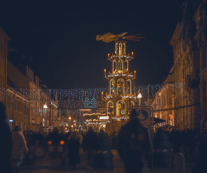Lichter des Weihnachtsmarktes bei Nacht. Speyer 2024