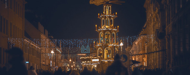 Lichter des Weihnachtsmarktes bei Nacht. Speyer 2024
